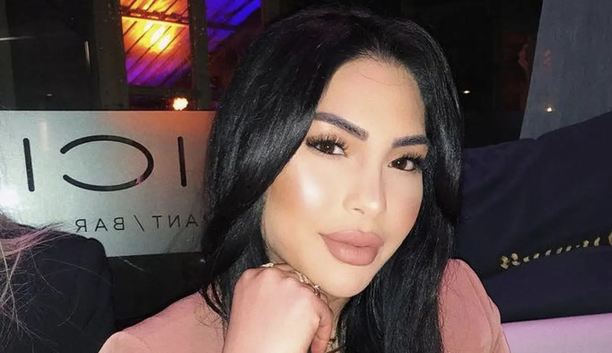 Riasan yang lengkap dengan penggunaan nuansa lembut untuk mata dan bibir. Dengan mengenakan blush on peach dan lipstik nude. Penggunaan highlighter juga direkomendasikan. (Instagram @hanadibeauty)