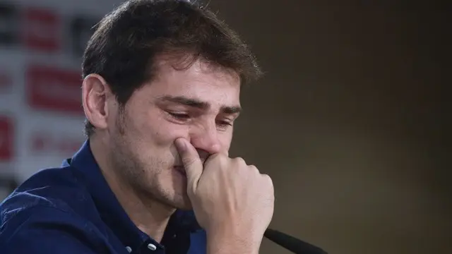 Momen 30 detik saat Iker Casillas kiper Real Madrid menahan emosi dan air mata untuk mengucapkan salam perpisahan di sesi jumpa pers.