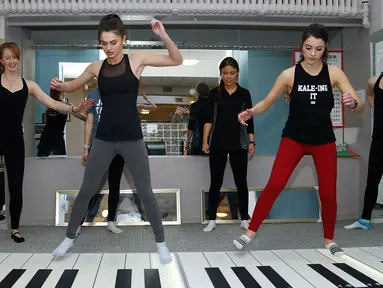 Instruktur Pilates, Katherine Corp dan Kimberly Corp melatih kontestan Miss America 2018 untuk menyesuaikan diri dengan Big Piano Fitness pada kaki, New York, (01/1). (Lars Niki / Getty Images / AFP)