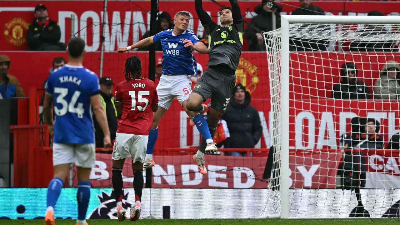 Kiper Manchester United Senne Lammens beraksi menyelamatkan gawang