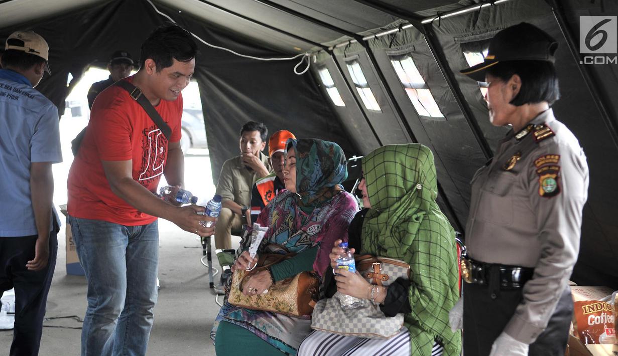 Sejumlah keluarga korban pesawat jatuh Lion Air JT 610 saat mendatangi posko di Pelabuhan Tanjung Priok, Jakarta, Selasa (30/10). Mereka datang karena ingin melihat barang-barang milik kerabat yang ditemukan tim evakuasi. (Merdeka.com/Iqbal S. Nugroho)