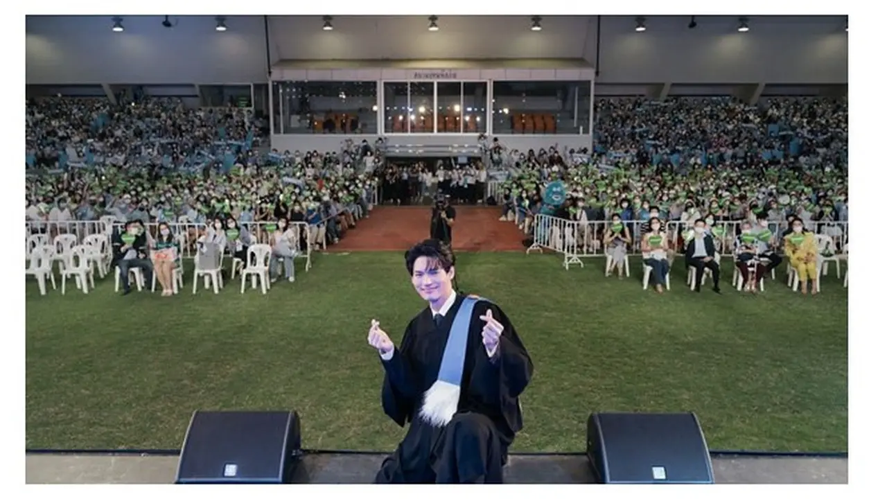 7 Momen Artis Thailand Win Metawin Rayakan Wisuda dengan Fans, Jadi Sorotan
