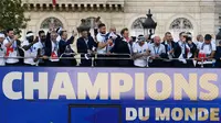 Timnas Prancis mengikuti pawai dengan bus atap terbuka merayakan juara Piala Dunia 2018 di jalan Champs Elysees, Paris, Senin (16/7). Prancis menggelar pesta besar penyambutan sekaligus parade kemenangan bagi skuad Les Bleus. (Eric Feferberg/Pool via AP)