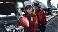 Seorang anggota dari kapal Induk Harry S Truman menempatkan rudal pada jet tempur F18 di Laut Mediterania timur (8/5). Kapal induk ini beroperasi untuk memberi dukungan melawan ISIS di Suriah. (AFP/Aris Messinis)