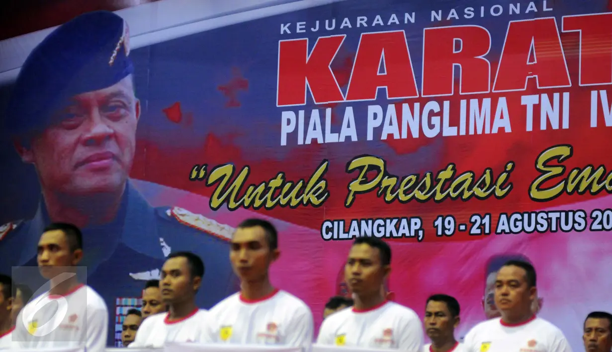 Sejumlah karateka mengikuti penutupan Kejurnas Karate Piala Panglima TNI ke-IV di GOR Mabes TNI, Jakarta, Minggu (21/8). Pada Kejurnas Karate yang diikuti oleh Peserta TNI ini tampil sebagai juara umum dari TNI AD. (Liputan6.com/Helmi Afandi)