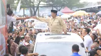 Calon presiden nomor urut 02 Prabowo Subianto bersalaman dengan pendukungnya selama kampanye akbar di Lapangan Benteng Kuto Besak, Palembang, Rabu (9/4). Kehadiran Prabowo disambut ribuan masyarakat dari kalangan emak-emak dan anak muda. (Liputan6.com/Pool/Media Prabowo Sandi)