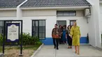 Ratu Maxima dari Belanda (kanan), dalam kapasitasnya sebagai Advokat Khusus Sekretaris Jenderal Perserikatan Bangsa Bangsa (PBB) untuk Kesehatan Keuangan (UNSGSA), mengunjungi kompleks perumahan bersubsidi untuk keluarga berpenghasilan rendah di Bekasi, Jawa Barat, pada Rabu 26 November 2025. Hari ini, Rabu 26 November 2025, Ratu Belanda Maxima Zorreguieta Cerruti mengunjungi kompleks perumahan bersubsidi untuk keluarga berpenghasilan rendah di Bekasi, Jawa Barat. (Tatan Syuflana/POOL/AFP)