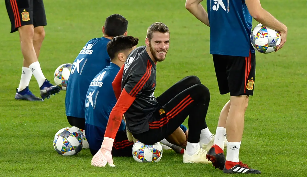 Kiper Spanyol, David de Gea mengikuti latihan jelang melawan Inggris di laga lanjutan Liga A Grup 4 UEFA Nations League 2018 di stadion Benito Villamarin, Sevilla (14/10). Kemenangan akan meloloskan Spanyol ke putaran final. (AFP Photo/Cristina Quicler)