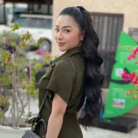 Di sini Nikita Willy menampilkan rambutnya yang super panjang berwarna hitam dan diikal. Ia menata rambutnya dengan gaya half-ponytail sehingga menghadirkan tampilan yang clean. [Foto: Instagram/hairbyranggayusuf]