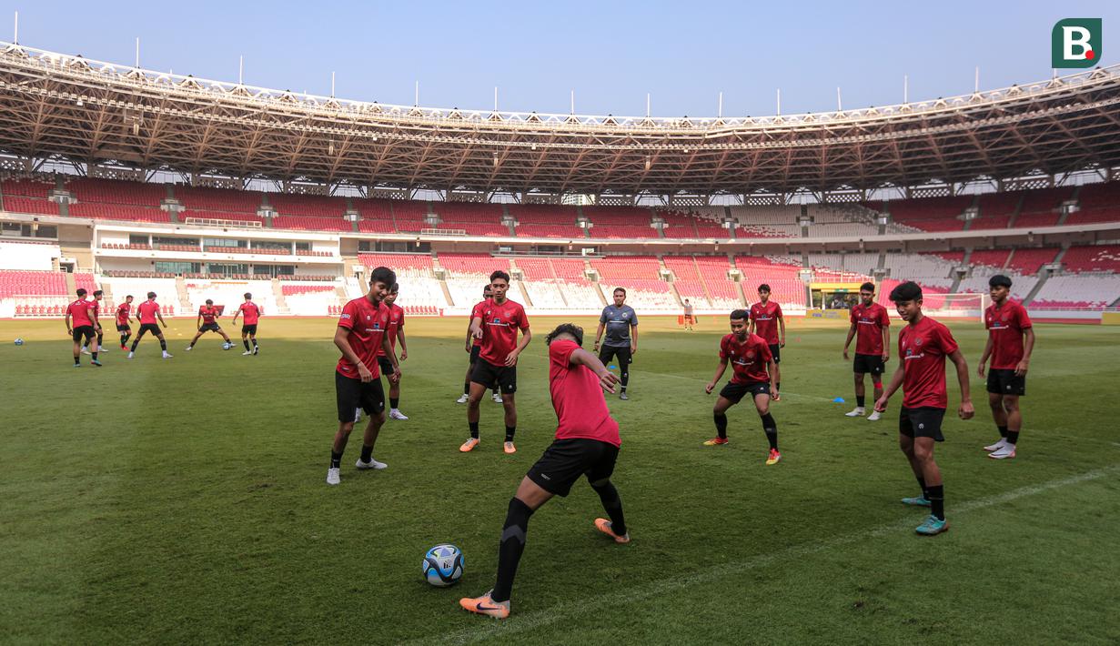 Pemain Timnas Indonesia U-17 melakukan latihan rondo menjelang Piala Dunia U-17 2023 di Stadion Utama Gelora Bung Karno (SUGBK), Senayan, Jakarta, Senin (30/10/2023). (Bola.com/Bagaskara Lazuardi)