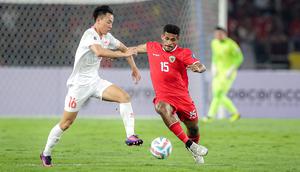 Gelandang Timnas Indonesia, Ricky Kambuaya (kanan) berebut bola dengan gelandang Vietnam, Nguyen Thai Son pada laga Grup F kualifikasi Piala Dunia 2026 Zona Asia di Stadion Utama Gelora Bung Karno (SUGBK), Senayan, Jakarta, Kamis (21/3/2024). (Bola.com/Bagaskara Lazuardi)
