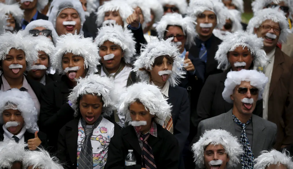 Ratusan orang berpakaian seperti Albert Einstein berkumpul untuk mencetak rekor dunia Guinness di Los Angeles, California, 27 Juni 2015. Acara ini diadakan guna mengumpulkan dana bagi pendidikan anak-anak tunawisma. (REUTERS/Lucy Nicholson)