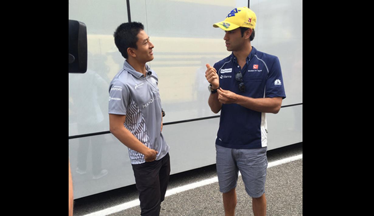 Rio Haryanto berbincang dengan pebalap Sauber, Felipe Nasr, sebelum konferensi pers jelang latihan bebas pertama F1 GP Jerman di Sirkuit Hockenheim, Jerman, (29/7/2016). (Bola.com/Twitter/Manorracing)