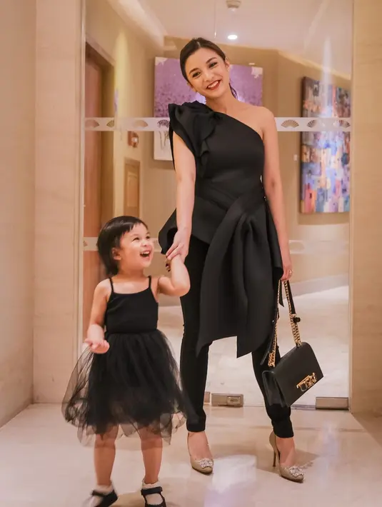 Ingin tampil kompak saat dinner bersama buah hati? Potret penampilan Chelsea Olivia dan Nastusha dengan outfit serba hitam berikut ini nggak kalah menarik. [@chelseaolivia]