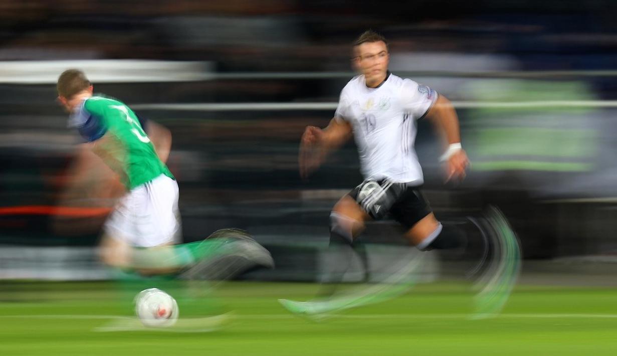 Aksi pemain Jerman, Mario Gotze, saat berusaha melewati pemain Irlandia Utara pada laga Grup C Kualifikasi Piala Dunia 2018 zona Eropa, di HDI-Arena, Hanover, Rabu (12/10/2016) dini hari WIB. (Reuters/Kai Pfaffenbach)