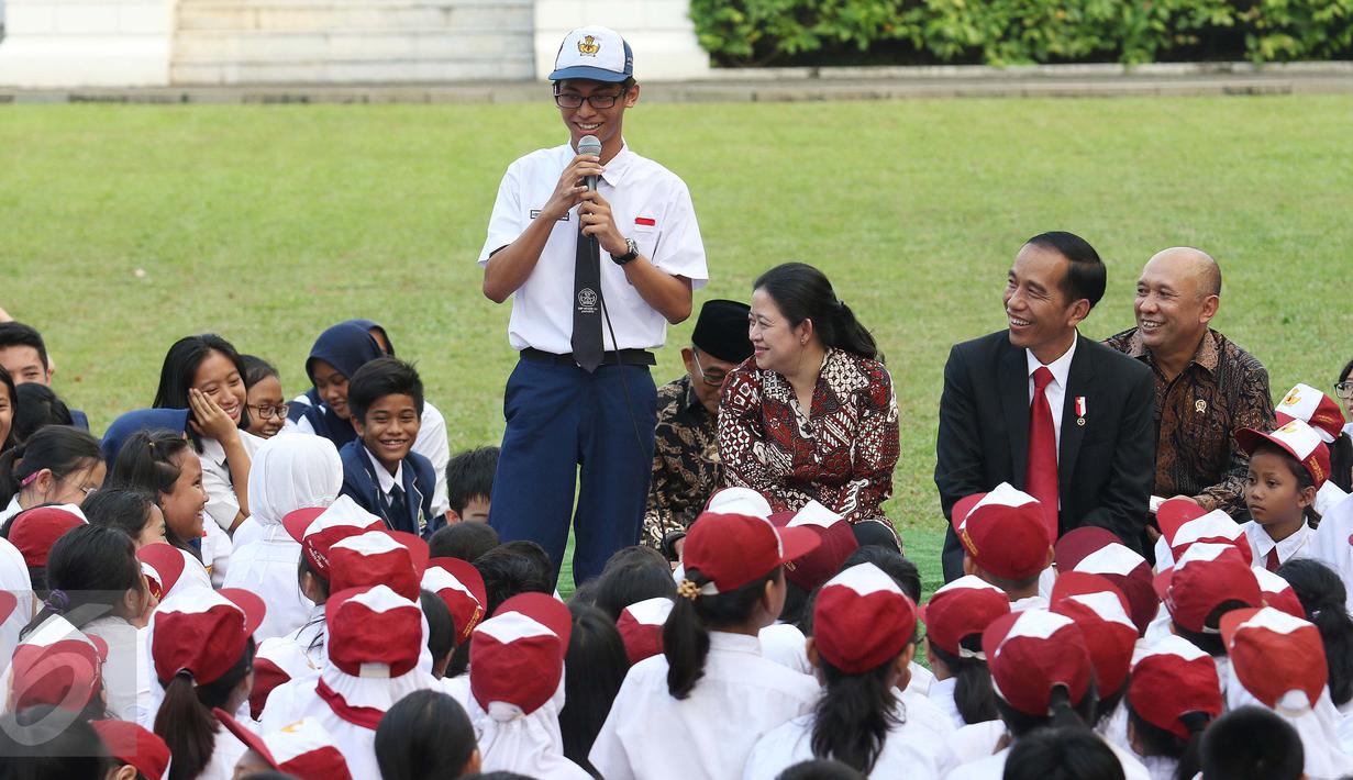 Seorang siswa berdiri berbicara didepan Presiden Jokowi dan siswa lainnya di halaman tengah Istana, Jakarta, Rabu (17/5). Kegiatan mendongeng ini untuk memperingati hari buku nasional. (Liputan6.com/Angga Yuniar)
