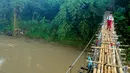 Selain bergoyang saat dilintasi, beberapa bagian bambu di lintasan jembatan terlihat renggang dan hanya diikat menggunakan kain, Jakarta, Selasa (17/3/2015)(Liputan6.com/Yoppy Renato)