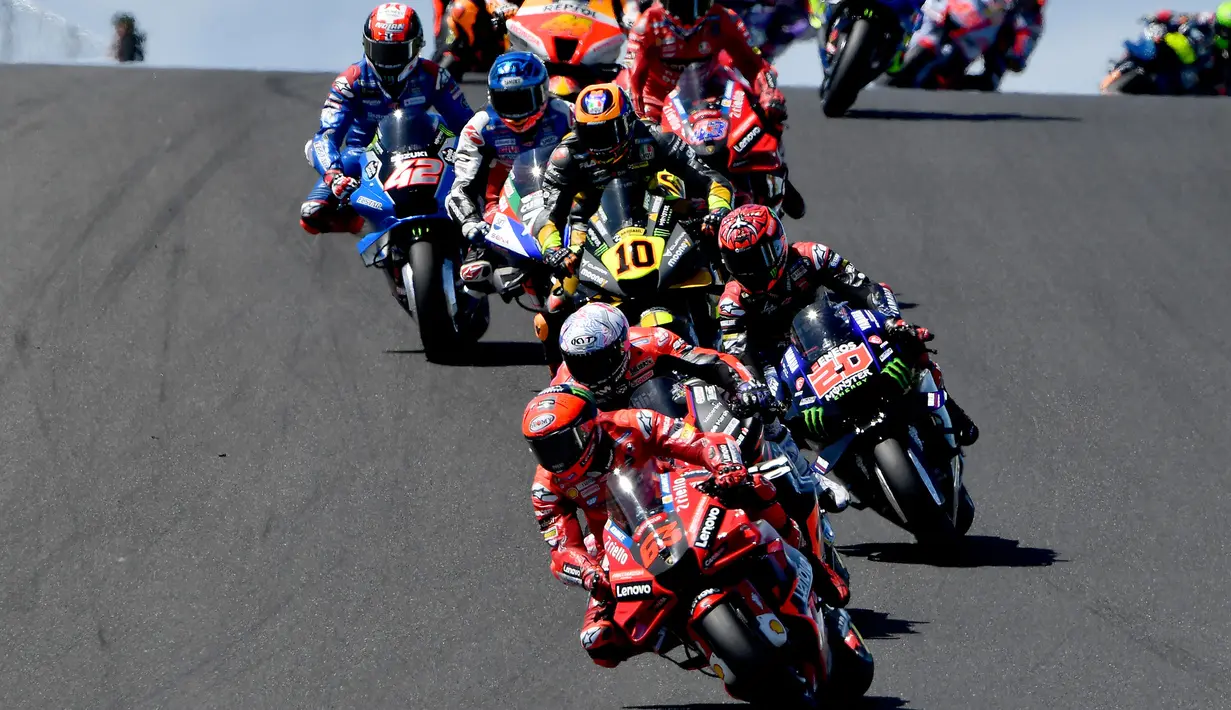 <p>Pebalap Ducati Lenovo, Francesco Bagnaia (depan) memimpin balapan&nbsp;saat MotoGP Australia 2022 yang berlangsung di Sirkuit Phillip Island pada Minggu (16/10/2022) pagi WIB. (AFP/Paul Crock)</p>