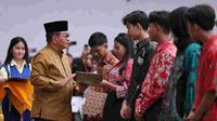 Pramono menyerahkan Bantuan Pemutihan Ijazah Tahap IV Gelombang Kedua 2025 di SMP Strada Santo Fransiskus Xaverius 1, Koja, Jakarta Utara, pada Jumat (3/10). Dok. Pemprov DKI Jakart