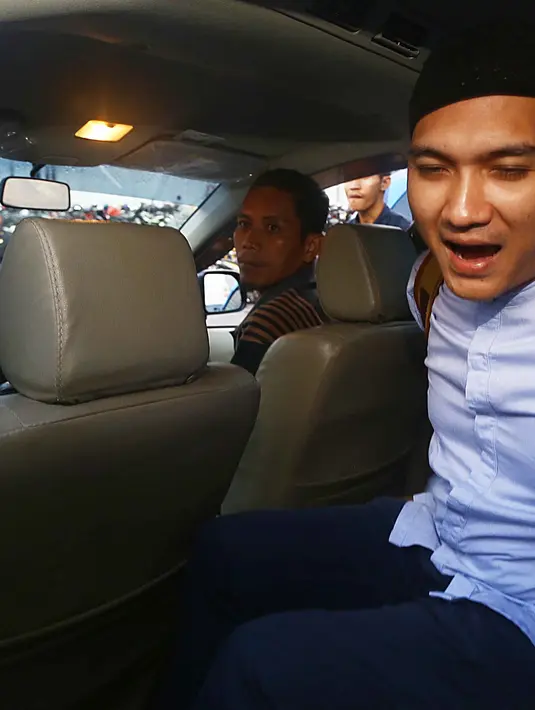 "Kaya enggak punya hati. Dia menjalin hubungan sama cowok lain, pada saat saya abis lamar dia. Aneh aja," tandas Egi. (Nurwahyunan/Bintang.com)
