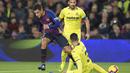 Aksi pemain Barcelona, Philippe Coutinho gagal melewati pemain Villareal pada laga lanjutan La Liga Spanyol yang berlangsung di stadion, Camp Nou, Spanyol, Senin (3/12). Barcelona menang 2-0 atas Villareal. (AFP/Lluis Gene)