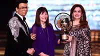 Istri Mukesh Ambani,&nbsp;Nita Ambani, menerima penghargaan di Miss World 2024. (dok. Instagram @missworld/https://www.instagram.com/p/C4VWA1zt7bE/)
