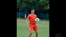 Pemain asal Rusia, Evgeny Kabaev yang baru bergabung dengan Persija Jakarta terlihat ikut berlatih di Markas Yon Zikon 13, Jakarta (2/1/2015). (Liputan6.com/Miftahul Hayat)
