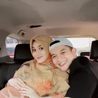 Potret Manis Rezky Aditya Peluk Baby Bump Citra Kirana. (Sumber: Instagram.com/thereal_rezkyadhitya)