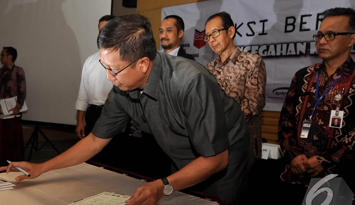 Menteri Agama Lukman Hakim Saifuddin saat menandatangani nota kerjasama penanganan korupsi dana pendidikan, Jakarta, Senin (15/12/2014). (Liputan6.com/Miftahul Hayat)