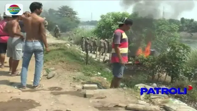 Jelang Ramadan, belasan gubuk yang biasa digunakan untuk praktek prostisusi liar di Pasuruan, Jawa Timur, Rabu (2/5), dibakar Satpol PP.