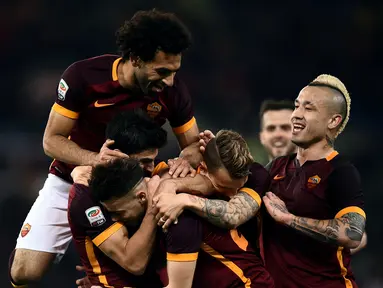 AS Roma menggusur Fiorentina dari tiga besar klasemen sementara Serie A setelah menang 4-1 atas skuat La Viola pada pertandingan pekan ke-28, di Stadion Olimpico, Roma, Sabtu (5/3/2016) dini hari WIB. (AFP/Filippo Monteforte)