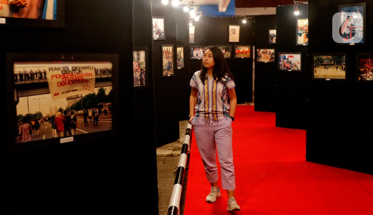 Pameran yang menampilkan 250 karya foto sejarah pergerakan mahasiswa 98 ini digelar dalam upaya merawat ingatan akan kejamnya rezim Orde Baru atas kejahatan politik yang dilakukan pada masa itu yang mengakibatkan ratusan korban meninggal dan dihilangkan. (Liputan6.com/Angga Yuniar)
