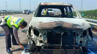 Mobil travel berpenumpang dua WNA Jepang, terbakar di Tol Gempol-Pasuruan. (Liputan6.com/Dian Kurniawan)
