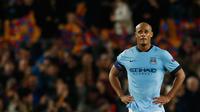 Bek Manchester City, Vincent Kompany terlihat sedih usai timnya dikalahkan Barcelona di leg kedua 16 besar Liga Champions di Stadion Camp Nou, Spanyol, Kamis (18/3/15) . Barcelona menang 1-0 atas Manchester City. (Reuters/Carl Recine)
