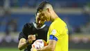 <p>Penyerang Al Nassr, Cristiano Ronaldo meminta tanda tangan wasit setelah mencetak tiga gol ke gawang Al Fateh usai pertandingan Liga Pro Saudi di Stadion Pangeran Abdullah Bin Jalawi di al-Hasa, Jumat, 26 Agustus 2023. (AFP/Ali Al-Haji)</p>