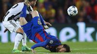 Striker Barcelona, Lionel Messi, terjatuh saat berebut bola dengan gelandang Juventus, Miralem Pjanic, pada leg kedua perempat final Liga Champions di Camp Nou, Rabu (19/4/2017). Skor berkahir imbang 0-0. (EPA/Alejandro Garcia)