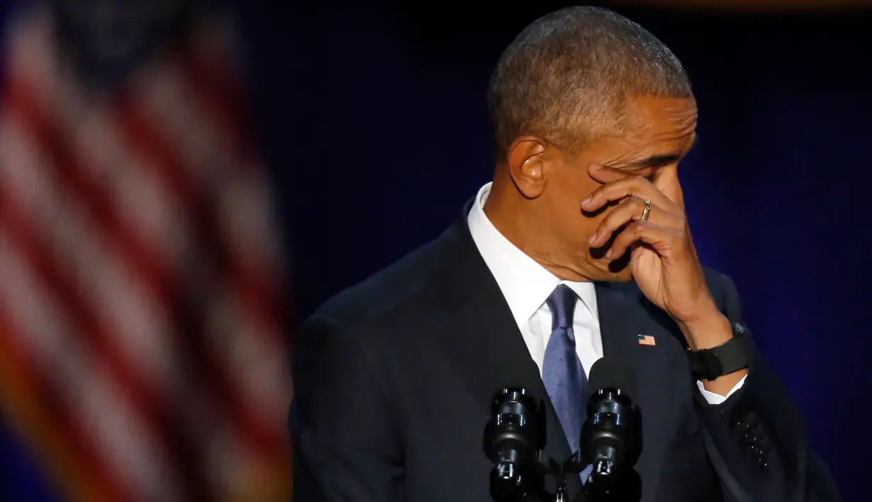 Presiden AS Barack Obama mengusap air matanya disela pidato perpisahannya di Chicago, Selasa (10/1). Obama berterima kasih banyak kepada warga yang selalu mendukungnya dalam delapan tahun masa kepemimpinan. (AP Photo/Charles Rex Arbogast)
