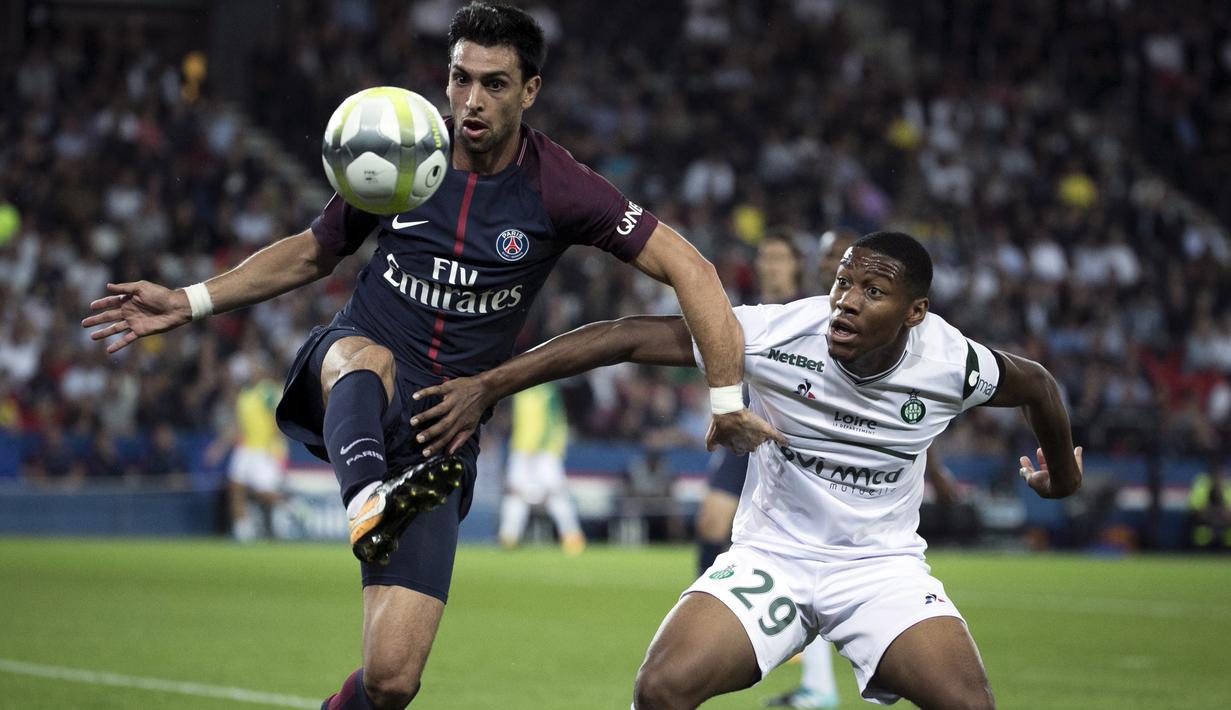 Aksi pemain PSG, Pastore (kiri) berebut bola dengan pemain Saint Etienne, Ronael Pierre Gabriel pada lanjutan Ligue 1 Prancis di Parc des Princes stadium, Paris, (25/8/2017). PSG menang 3-0. (AP/Kamil Zihnioglu)