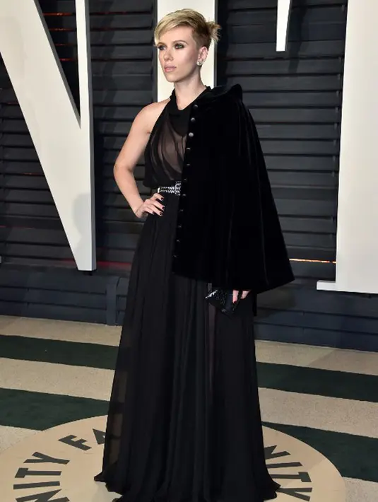 Scarlett Johansson, aktris berambut bondol dan blonde yang satu ini tampil dengan dress hitamnya. Dipadu dengan hiasan kain hitam berupa cape yang hanya terdapat di tangan sebelah kirinya ini membuat tampilan Scarjo menjadi unik. (AFP/Bintang.com)