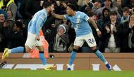Pemain Manchester City, Savinho (kanan), merayakan golnya bersama Rayan Cherki, dalam laga kontra Crystal Palace di Premier League yang berlangsung di Etihad Stadium, Kamis (14/5/2026) dini hari WIB. (AP Photo/Ian Hodgson)