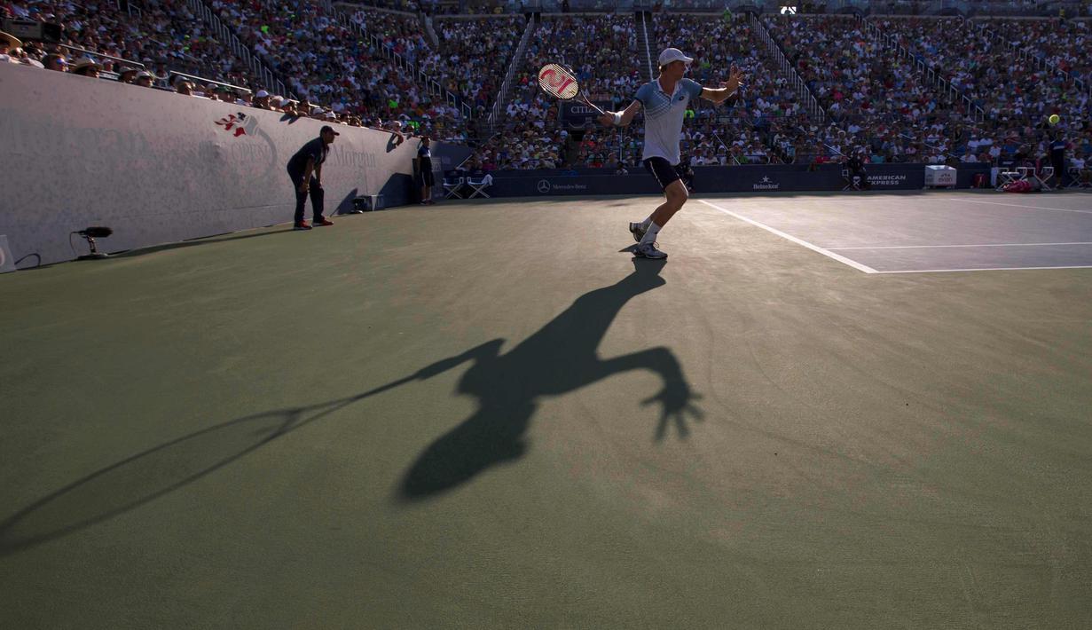 Bayangan petenis Afrika Selatan, Kevin Anderson, saat mengembalikan bola ke arah petenis Inggris Raya, Andy Murray dalam Turnamen Tenis AS Terbuka 2015 di USTA Billie Jean King National Tennis Center, New Yok, AS. (Reuters/Adrees Latif)