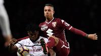 Duel antara Franck Kessie dan Armando Izzo pada laga lanjutan Serie A yang berlangsung di Stadion Turin, Torino, Senin (30/4). AC Milan kalah 0-2 kontra Torino. (AFP/Marco Bertorello)