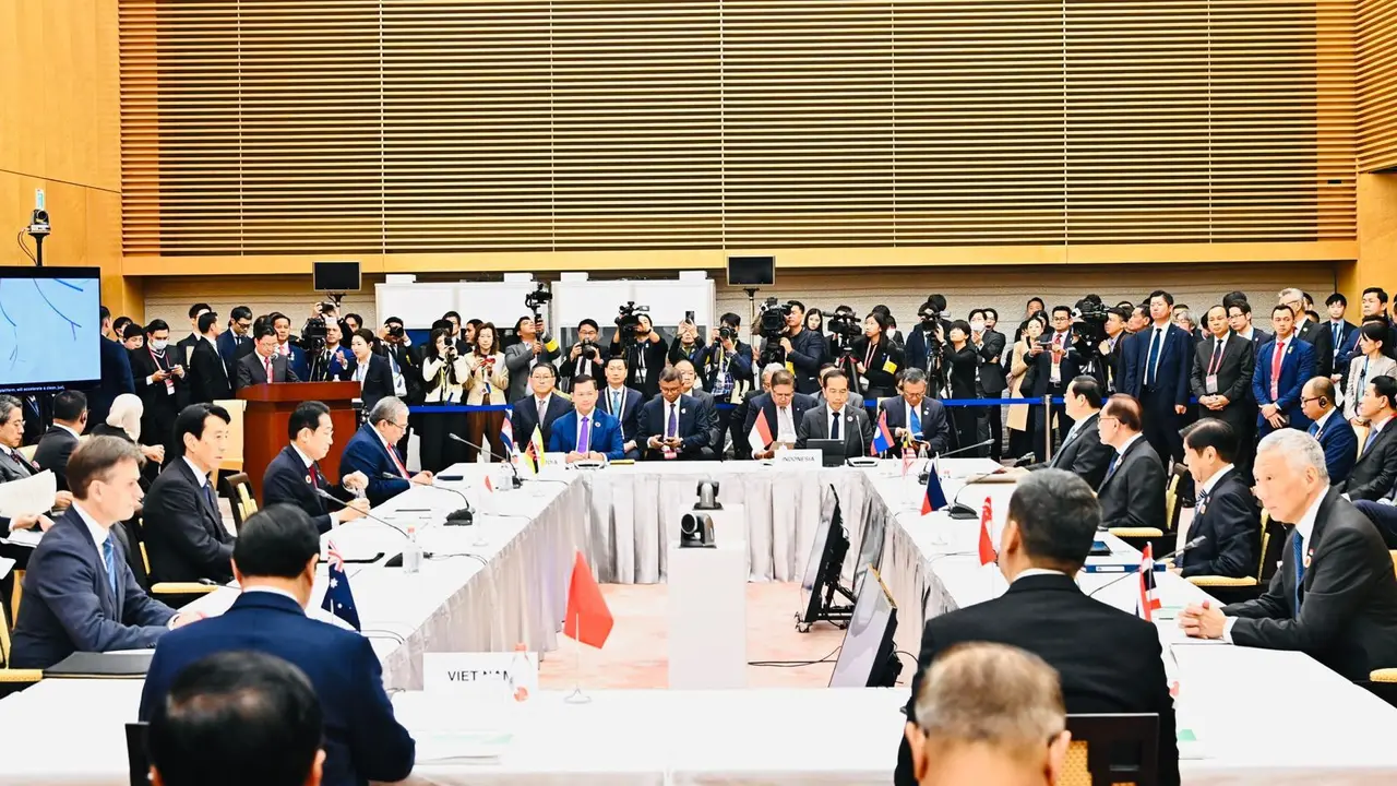 Presiden Jokowi saat menyampaikan pandangannya pada Konferensi Tingkat Tinggi (KTT AZEC) di Main Hall Kantor PM Jepang, Tokyo, Senin, (18/12/2023).