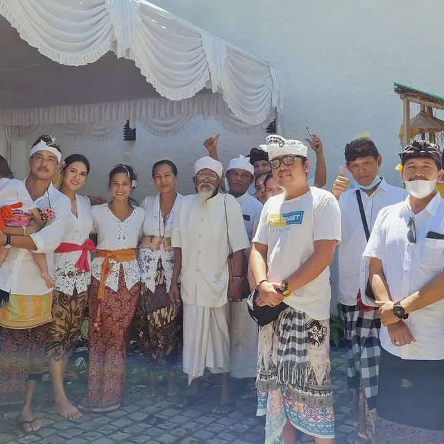 7 Momen Raisa dan Hamish Daud Dalam Upacara Melaspas Untuk Rumah Barunya di Bali