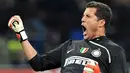 Inter Milan's goalkeeper Julio Cesar celebrates as Inter Milan's midfielder Sulley Ali Muntari scores against Juventus during their Italian Serie A football match on November 22, 2008 at San Siro Stadium in Milan. AFP PHOTO / ALBERTO PIZZOLI 