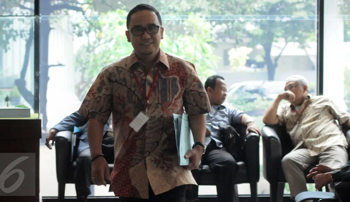 Ketua DPRD Banten Asep Rahmatullah saat akan menjalani pemeriksaan  di KPK, Jakarta, Selasa (15/12). Asep diperiksa sebagai saksi kasus dugaan suap Wakil Ketua DPRD Banten SM Hartono dan Anggota DPRD Banten Tri Satriya Santosa. (Liputan6.com/Helmi Afandi)
