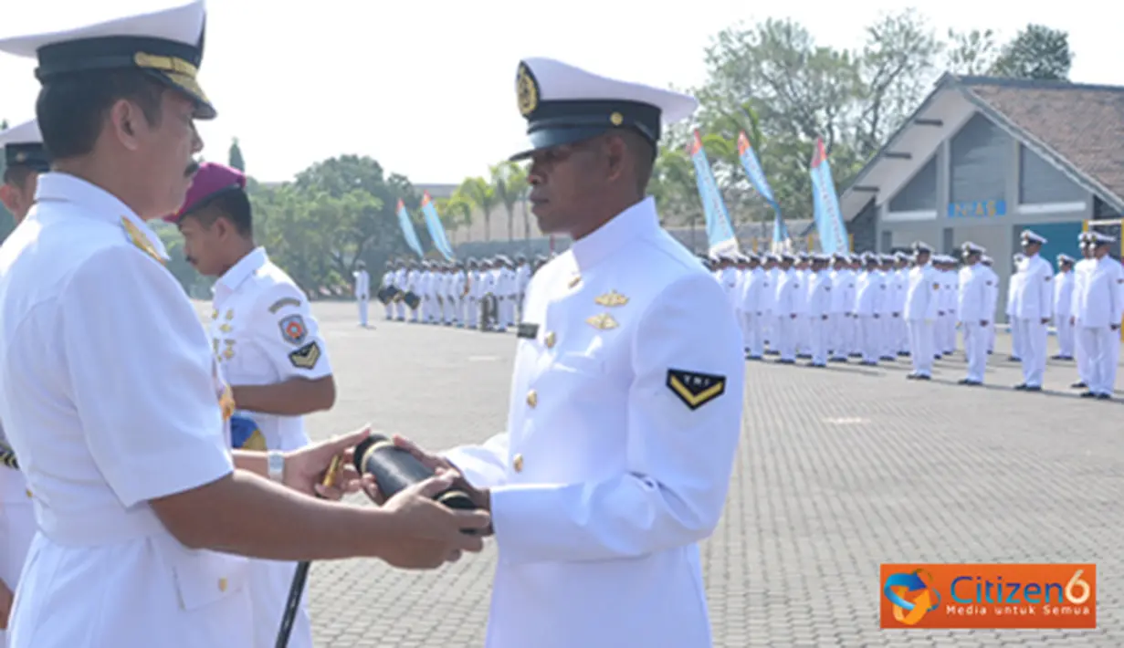 Citizen6, Surabaya: Pada kesempatan itu, Dankobangdikal Laksda TNI Djoko Teguh Wahojo mengucapakan selamat atas keberhasilan para sisiwa Diktukbakat yang telah berhasil menyelesaikan pendidikan selama dua bulan.(Pengirim: Penkobangdikal).