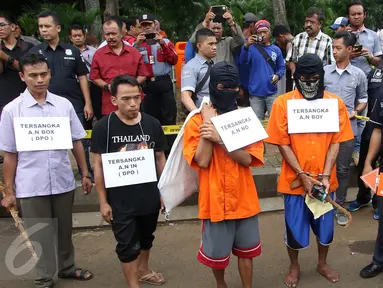 Empat tersangka menjalani rekonstruksi pencurian kabel di gorong-gorong di Jalan Medan Merdeka Selatan, Jakarta, Selasa (15/3). Pelaku menggunakan modus sebagai pemulung untuk mengangkut kabel hasil operasi. (Liputan6.com/Immanuel Antonius)