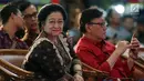 Ketua Umum PDIP Megawati Soekarnoputri didampingi Mendagri Tjahjo Kumolo ketika menghadiri pagelaran wayang kulit dalam rangka HUT PDIP ke-45 di Tugu Proklamasi, Jakarta, Sabtu Malam (27/1). (Liputan6.com/Johan Tallo)