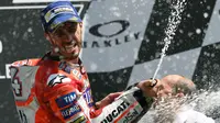 Pebalap Ducati, Andrea Dovizioso, merayakan keberhasilannya meraih gelar juara balapan MotoGP Italia di Sirkuit Mugello, Minggu (4/6/2017). Dovizioso menjadi yang tercepat dengan waktu 41 menit 32,126 detik.(AFP/Vincenzo Pinto)